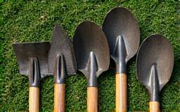 Icon of gardening tools representing park maintenance